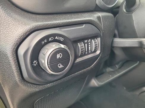 Used 2022 Jeep Gladiator Overland w/ Cold Weather Group AWD/4WD image 16