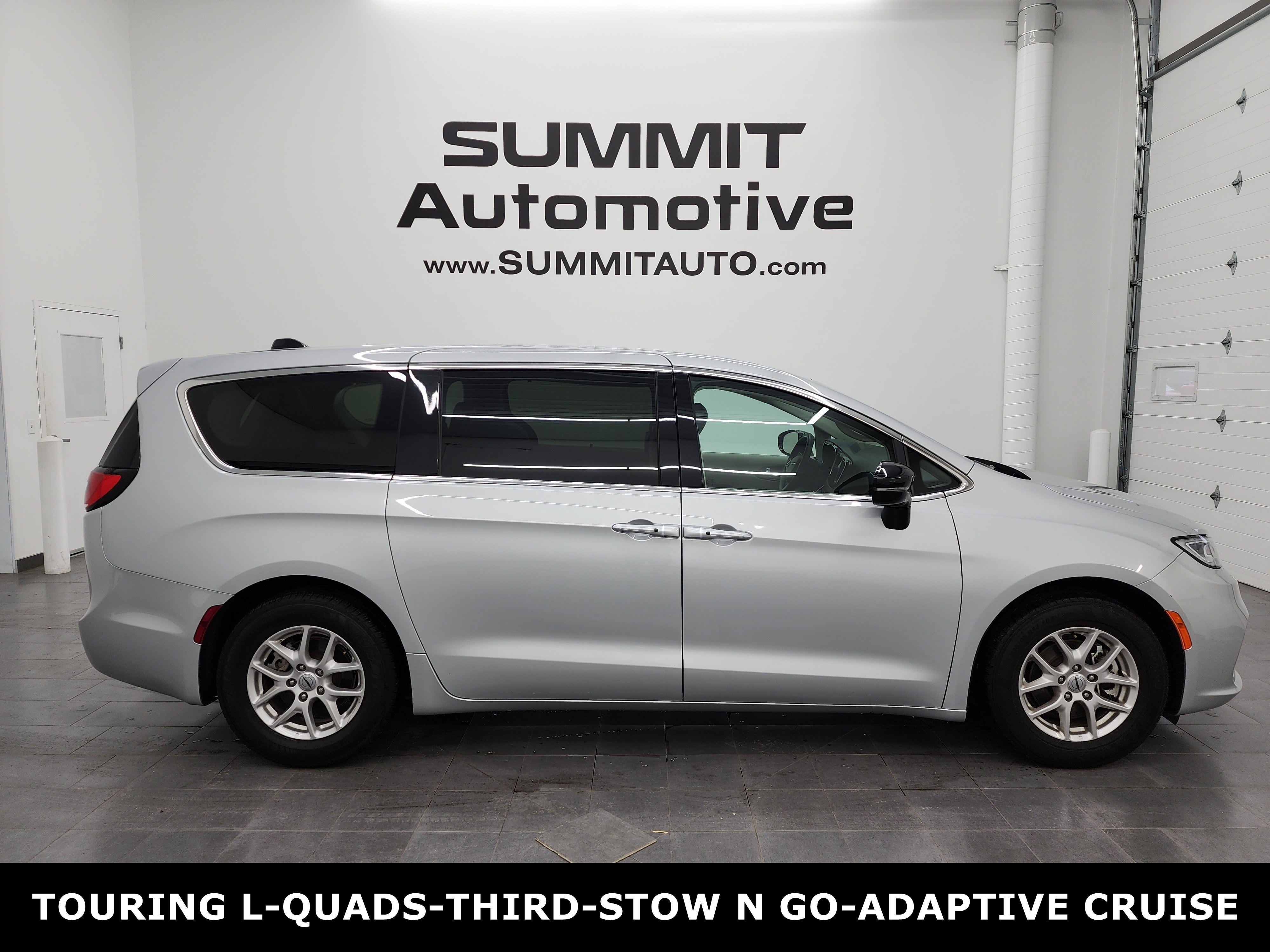 Used 2024 Chrysler Pacifica Touring-L FWD image 1