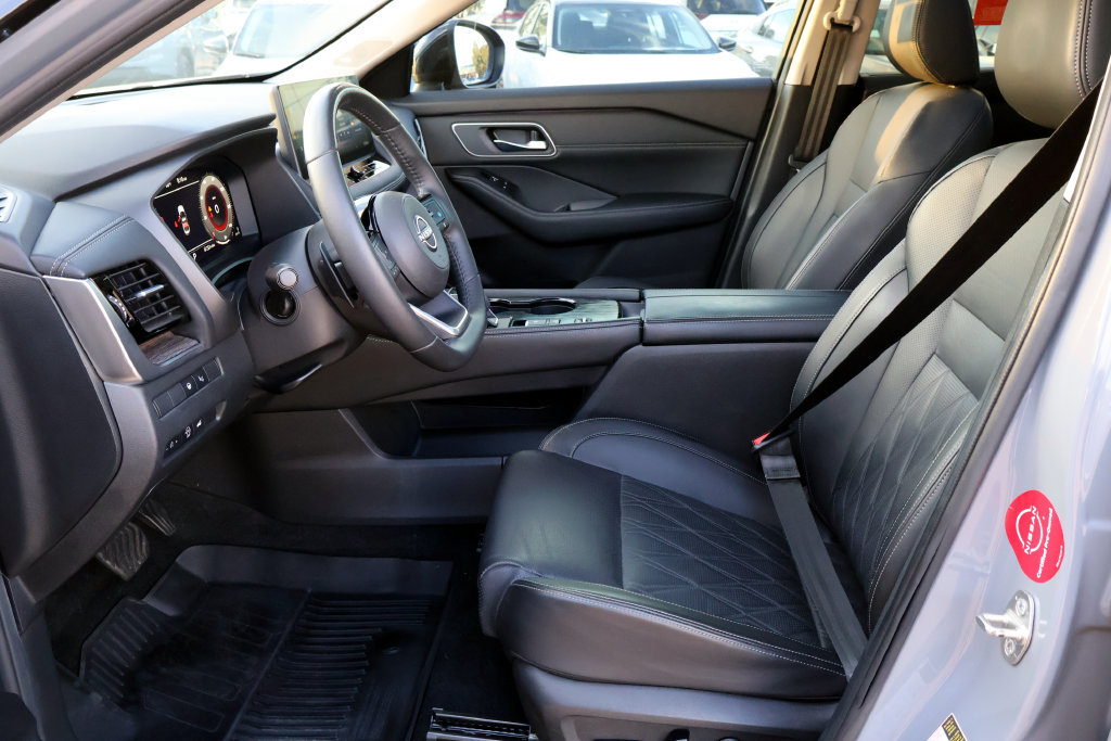 Certified 2024 Nissan Rogue Platinum w/ Platinum Premium Package FWD image 18