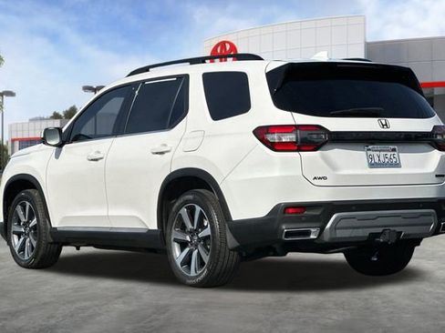 Used 2025 Honda Pilot Touring image 7