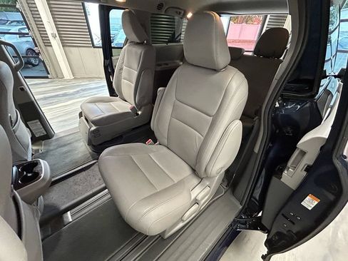 Used 2019 Toyota Sienna XLE w/ XLE Navigation Package FWD image 8
