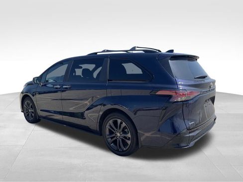 Used 2025 Toyota Sienna XSE FWD image 6