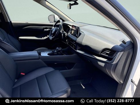 Certified 2024 Nissan Rogue SV w/ SV Premium Package FWD image 19