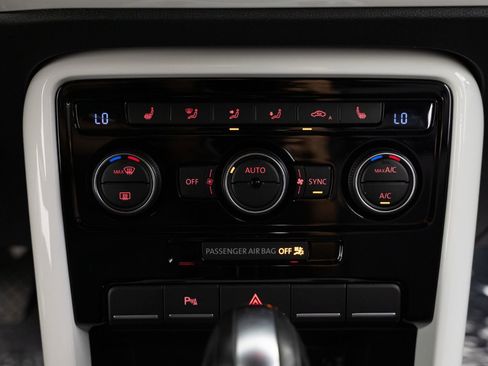 Used 2019 Volkswagen Beetle 2.0T SE w/ SE Premium Package FWD image 32