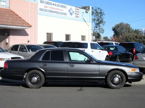 Used 2010 Ford Crown Victoria Police Interceptor image 3