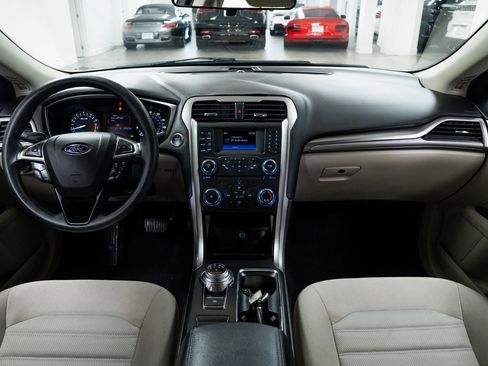 Used 2017 Ford Fusion SE image 9