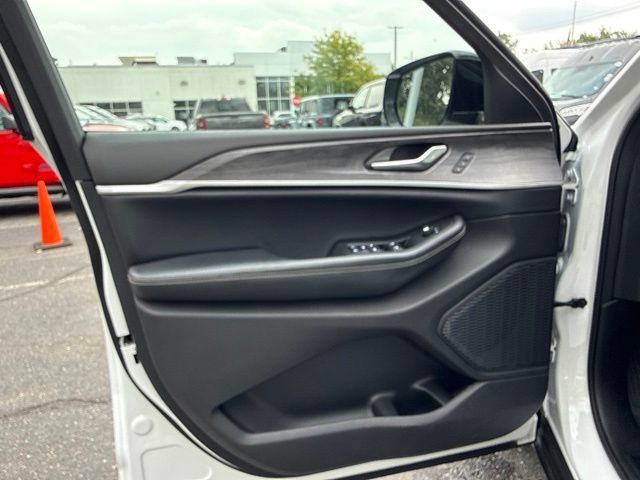 Used 2023 Jeep Grand Cherokee Limited w/ Black Appearance Package AWD/4WD image 34