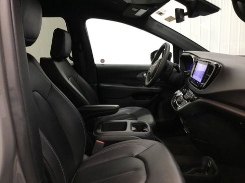 Used 2025 Chrysler Pacifica Select FWD image 18