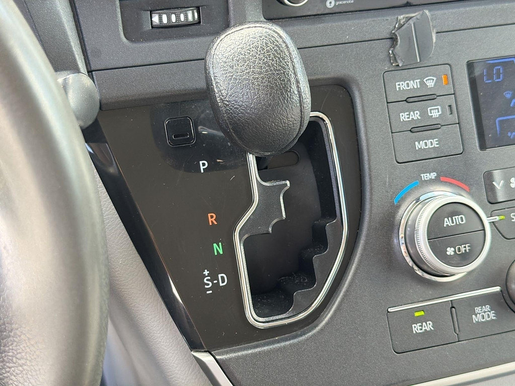 Used 2020 Toyota Sienna LE w/ Carpet Mat Package FWD image 12