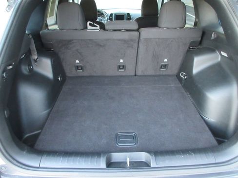 Used 2020 Jeep Cherokee Latitude FWD image 12