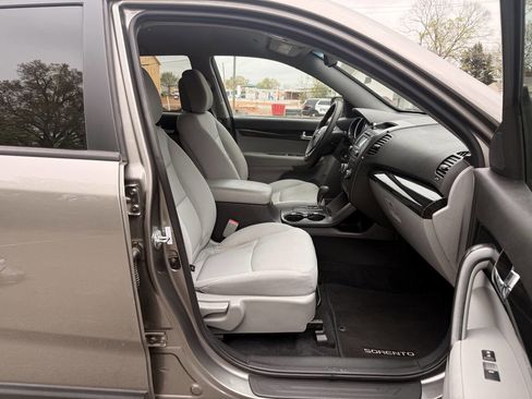 Used 2013 Kia Sorento LX w/ Convenience Pkg image 13