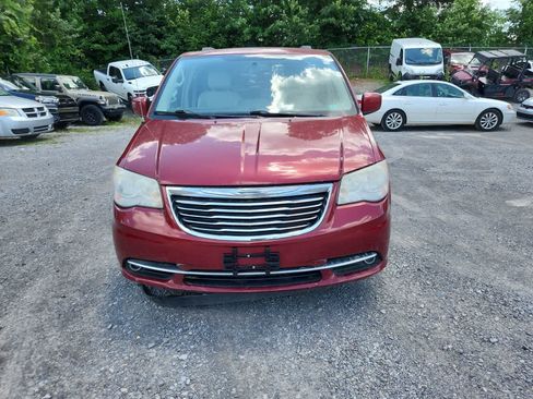 Used 2013 Chrysler Town & Country Touring FWD image 8