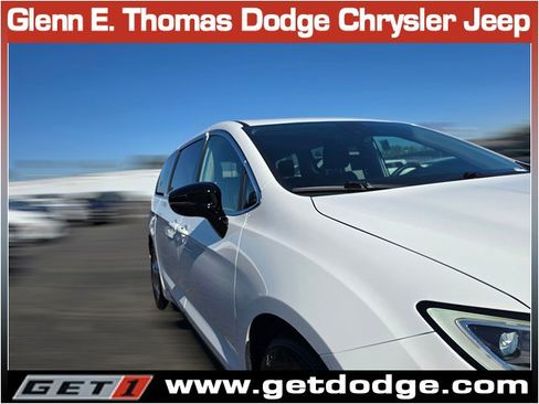 Certified 2024 Chrysler Pacifica Limited image 4