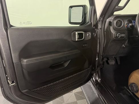 Used 2020 Jeep Wrangler Unlimited Sahara AWD/4WD image 5