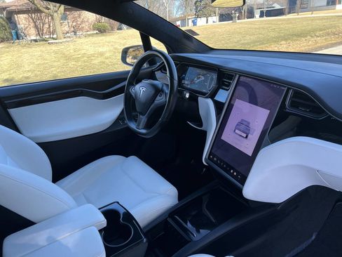 Used 2019 Tesla Model X 75D image 25