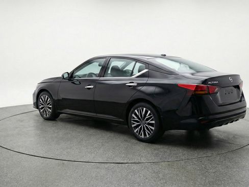 Used 2025 Nissan Altima 2.5 SV FWD image 6