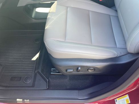 Used 2025 GMC Acadia Elevation w/ Elevation Premium Package FWD image 13