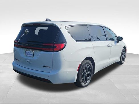 Used 2024 Chrysler Pacifica Limited FWD image 4