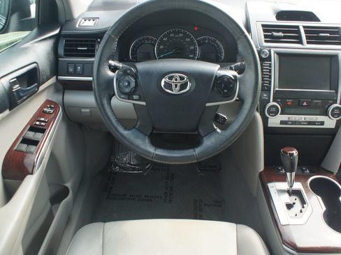 Used 2012 Toyota Camry XLE FWD image 5