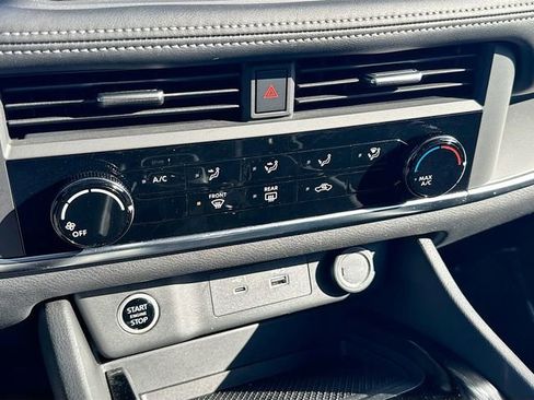 Used 2023 Nissan Rogue S image 15