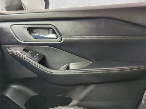 Used 2025 Nissan Rogue SL image 25