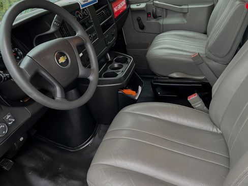 Used 2017 Chevrolet Express 4500 Extended image 10