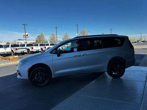 Used 2024 Chrysler Pacifica Limited w/ S Appearance Package AWD/4WD image 9
