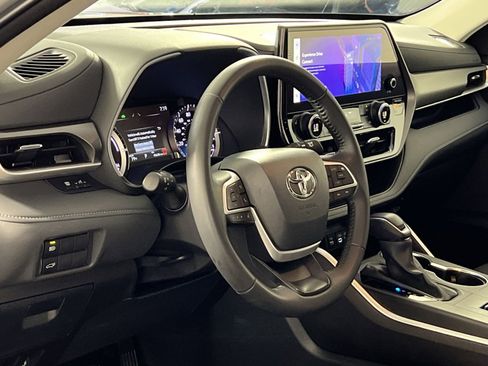 Used 2024 Toyota Highlander XLE image 17