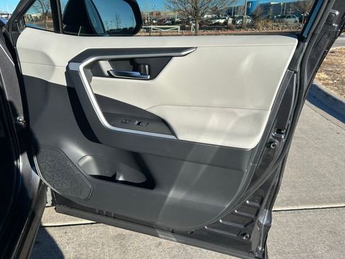 Used 2025 Toyota RAV4 XLE image 20