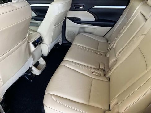 Used 2019 Toyota Highlander XLE image 19
