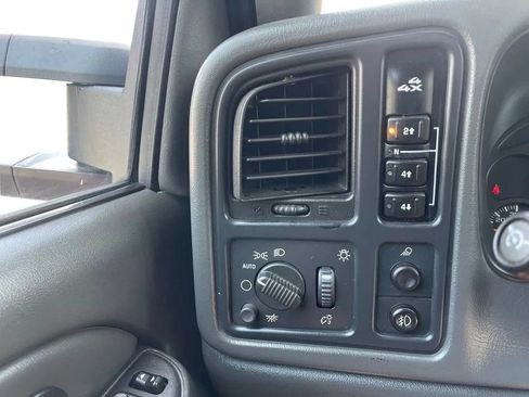 Used 2004 GMC Sierra 2500 SLT w/ Heavy-Duty Power Package AWD/4WD image 29