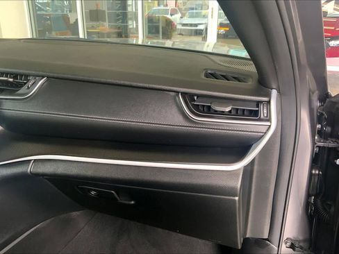 Used 2025 Jeep Grand Cherokee Altitude AWD/4WD image 18