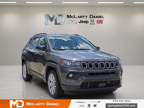 Used 2024 Jeep Compass Latitude AWD/4WD image 1