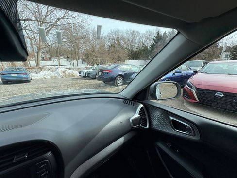 Used 2025 Kia Soul LX w/ LX Technology Package image 32