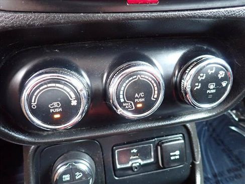 Used 2017 Jeep Renegade Trailhawk AWD/4WD image 18