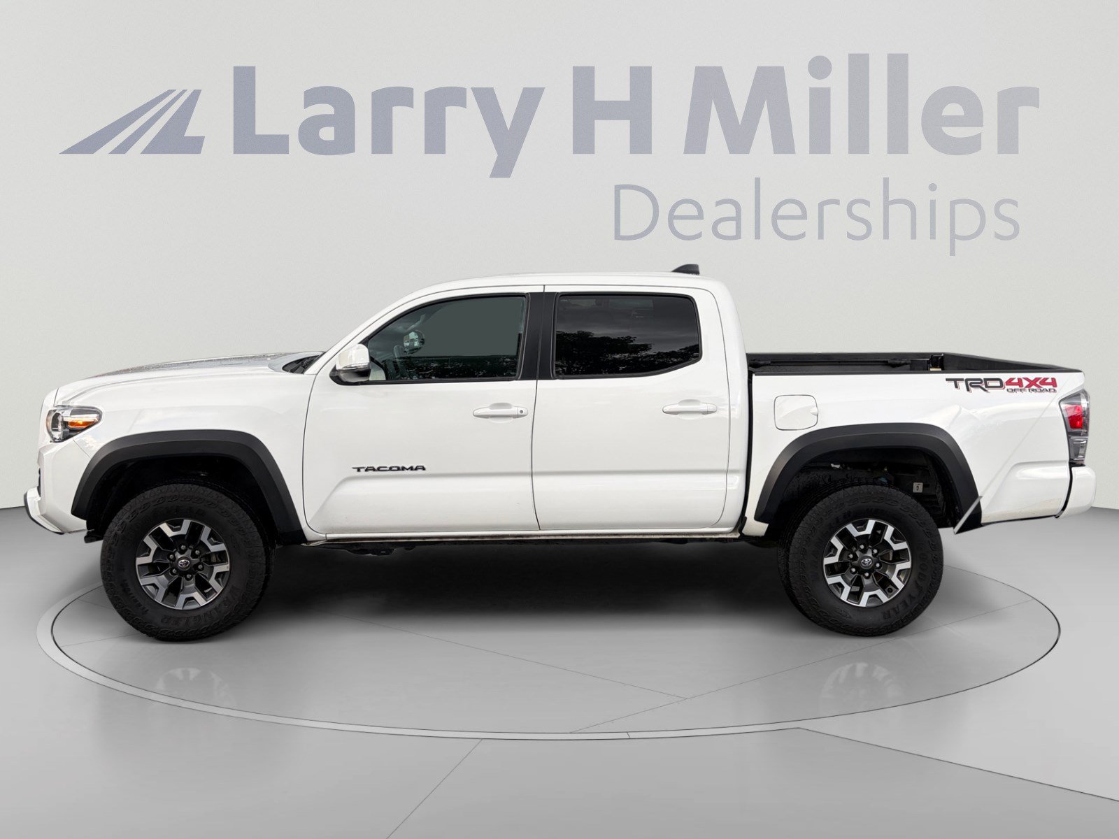 Certified 2023 Toyota Tacoma TRD Off-Road w/ Technology Package AWD/4WD image 2