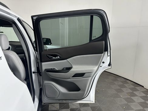 Used 2023 GMC Acadia SLT image 39