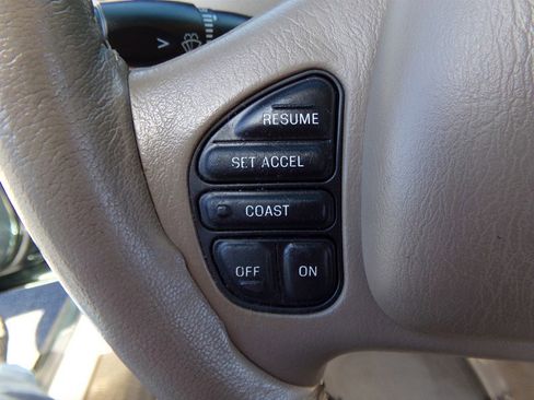 Used 2002 Lincoln Town Car Signature RWD image 41