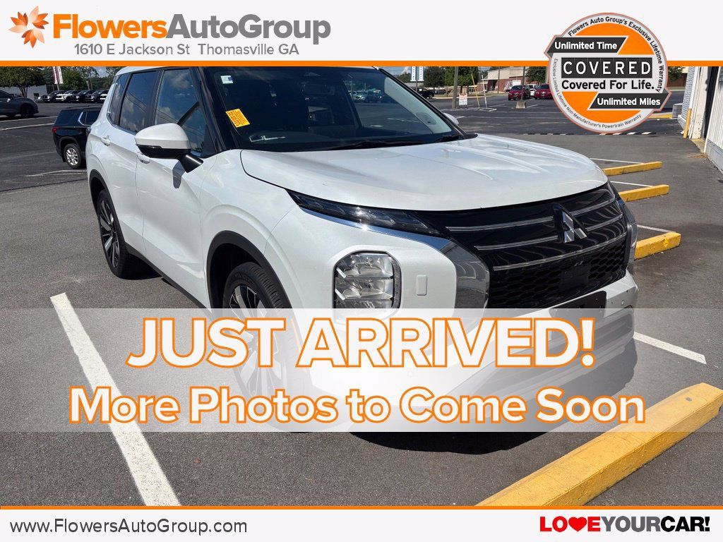 Used 2025 Mitsubishi Outlander SE AWD/4WD image 1