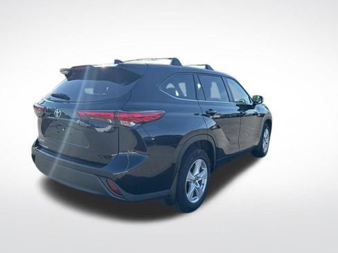 Used 2023 Toyota Highlander L FWD image 5