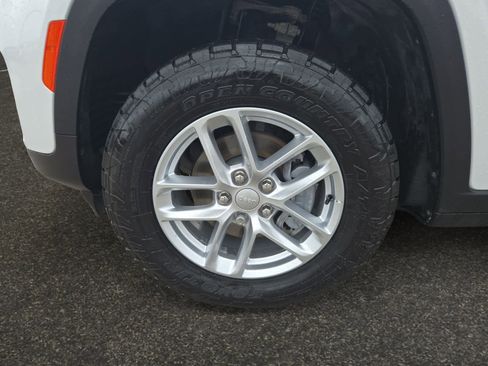 Certified 2025 Jeep Grand Cherokee Laredo X image 14