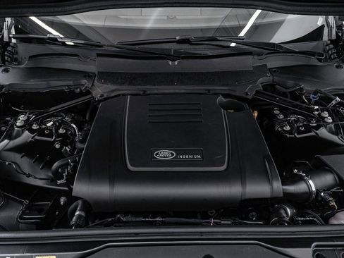 Used 2025 Land Rover Discovery S image 30