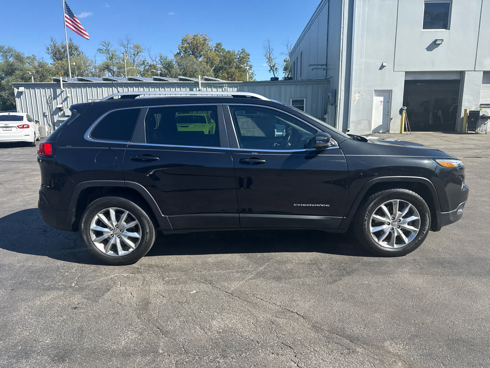 Used 2014 Jeep Cherokee Limited w/ Technology Group AWD/4WD image 2
