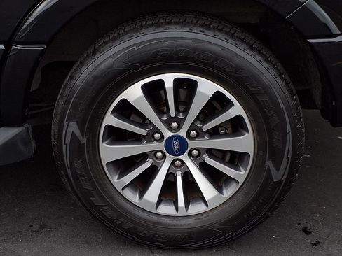 Used 2017 Ford Expedition XLT RWD image 4