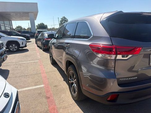 Used 2018 Toyota Highlander LE FWD image 5