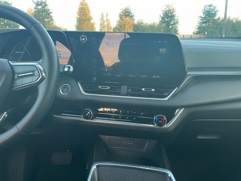 Used 2025 Chevrolet Equinox LT image 18