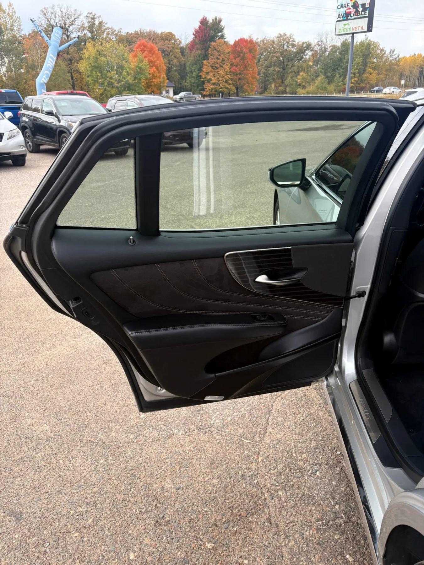 Used 2018 Lexus LS 500h AWD w/ Accessory Package (Z1) image 19