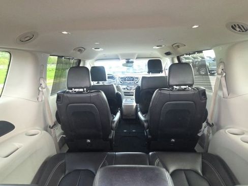 Used 2023 Chrysler Pacifica Touring-L image 13