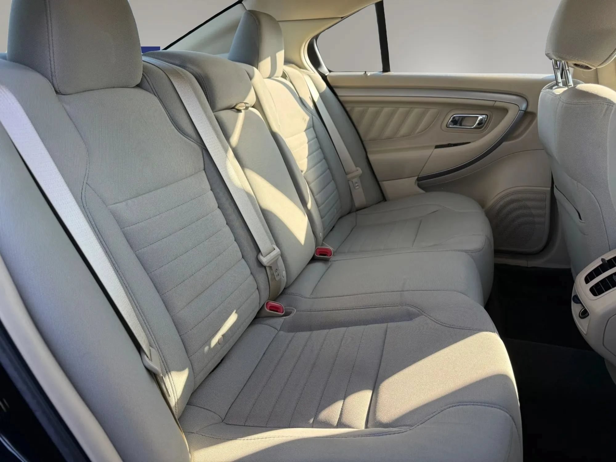Used 2018 Ford Taurus SE FWD image 33