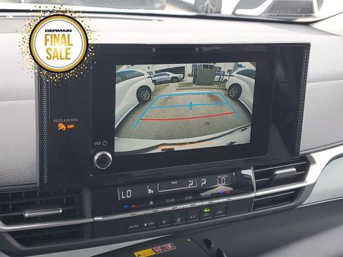 Used 2025 Toyota Sienna LE image 23